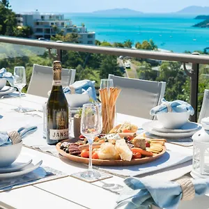 seaview-on-airlie.queenslandhotels.net/